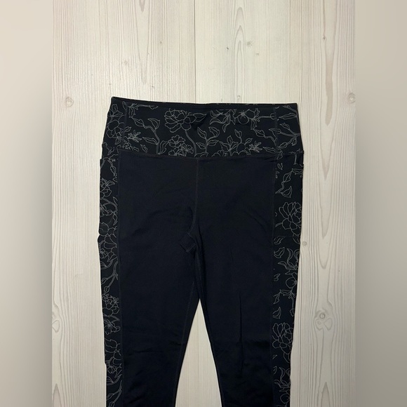 Skechers Black Leggings with Floral Pattern - Picture 2 of 6